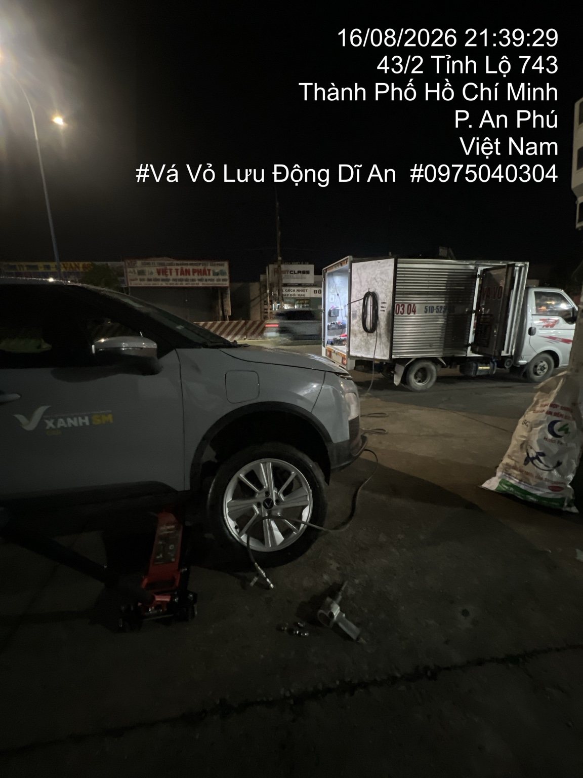 Thay lốp xe con ban đêm
