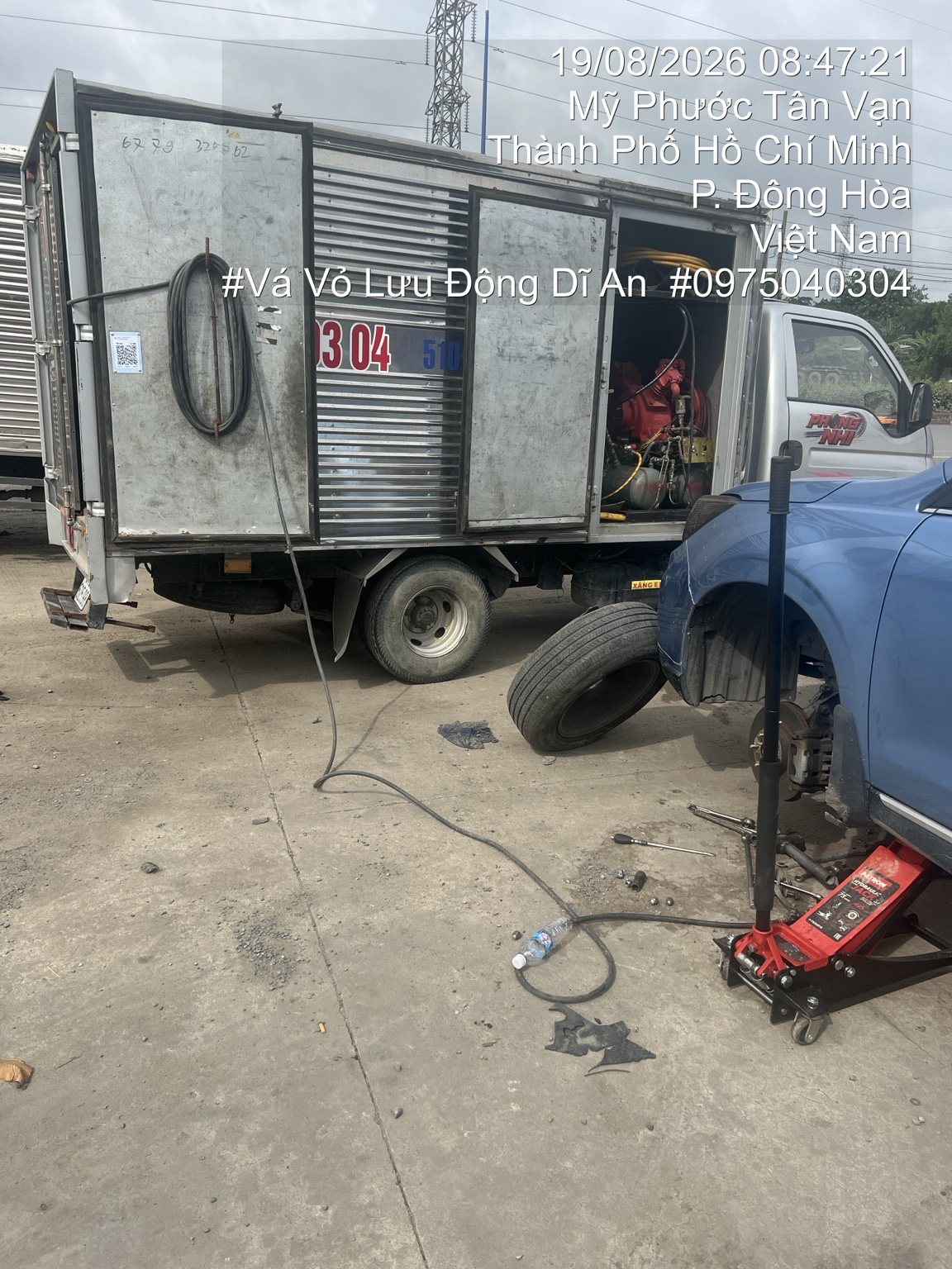 Thay lốp xe tải tại hiện trường
