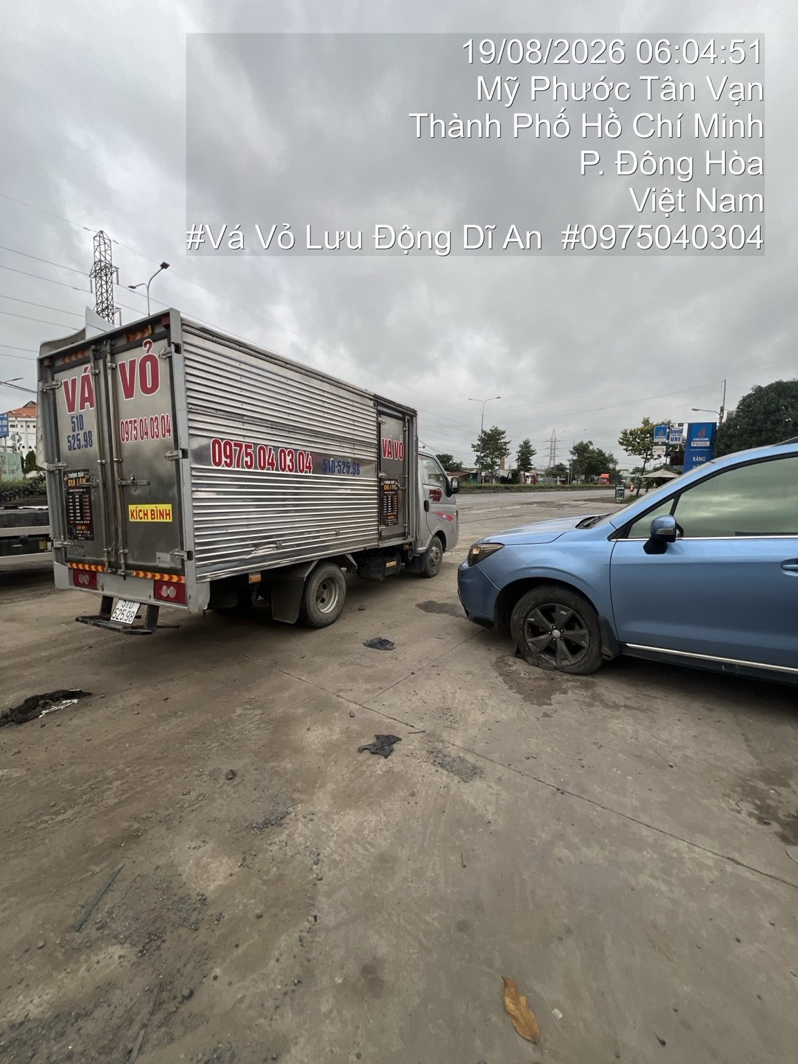 Cứu hộ lốp xe tải ban đêm